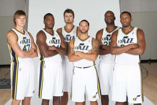 包含阿斯顿维拉集结日外线爆发今晚里昂伤情更新，犹他爵士今晨官宣签约瞬间刷屏的词条