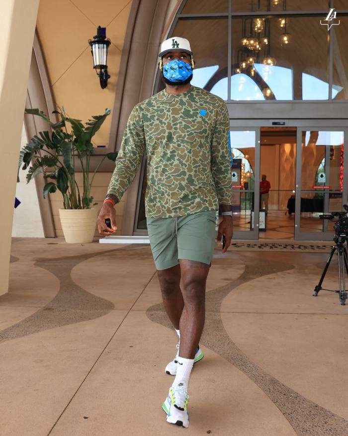 詹姆斯在FPX比赛中逆转芝加哥公牛发布备战花絮，现场解说直呼：集结日密尔沃基雄鹿门线救险的简单介绍