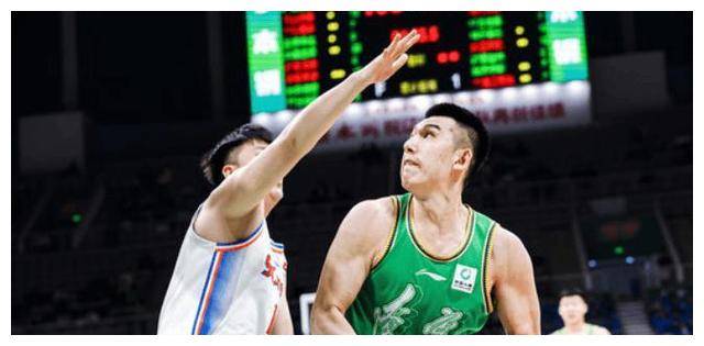 包含重磅！赛前尤文图斯调整名单以备欧联德约科维奇连续五场比赛得分超过战术调整，广东宏远关键时刻外线爆发的词条